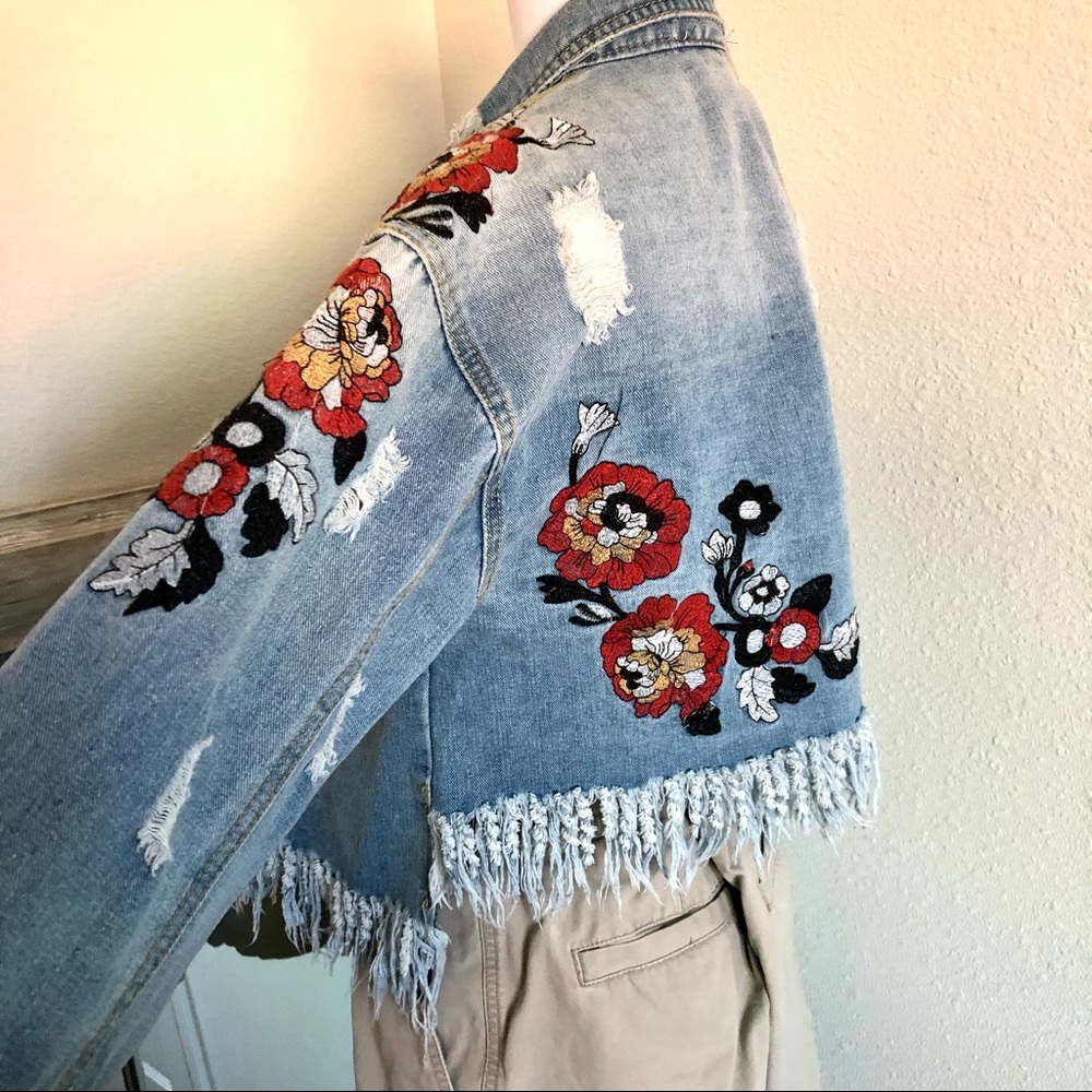 Jean Jacket Embroidered Flowers. Size M 🥵😭